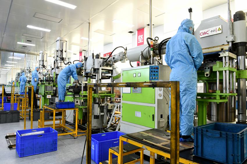 吉林省中科電纜附件有限公司生產(chǎn)車間。