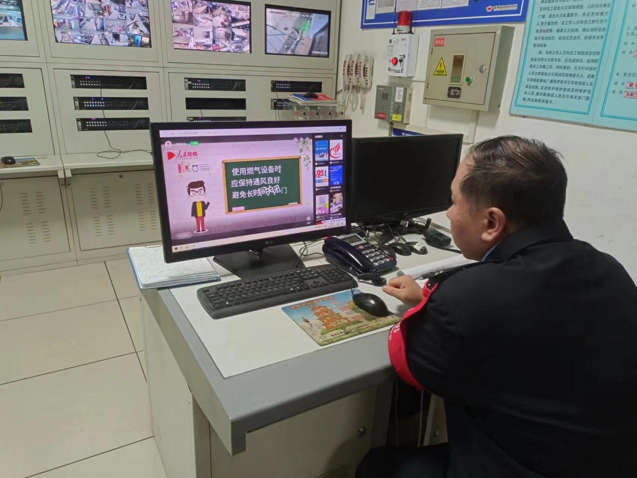 長春市亞泰富苑小區(qū)安保負責人觀看直播