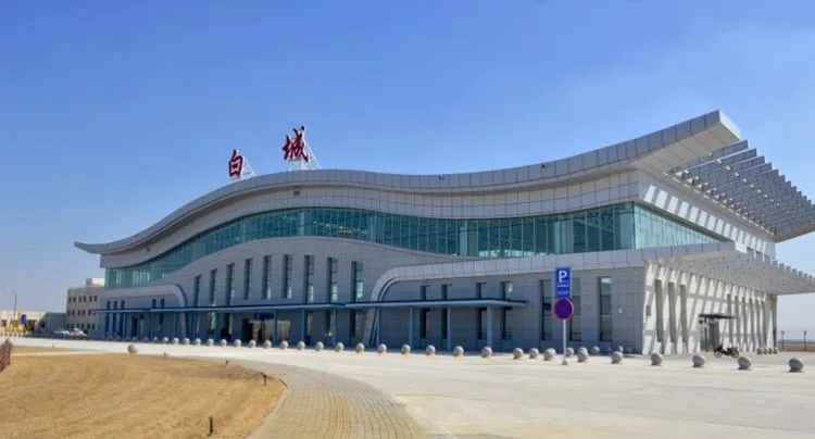  換季上新！白城機場2024年夏秋航季航班計劃來啦！2024夏秋航季換季后，白城機場將執行4條航線，通達北京、天津、上海、石家莊、青島、大連6座城市，周航班量達36架次。