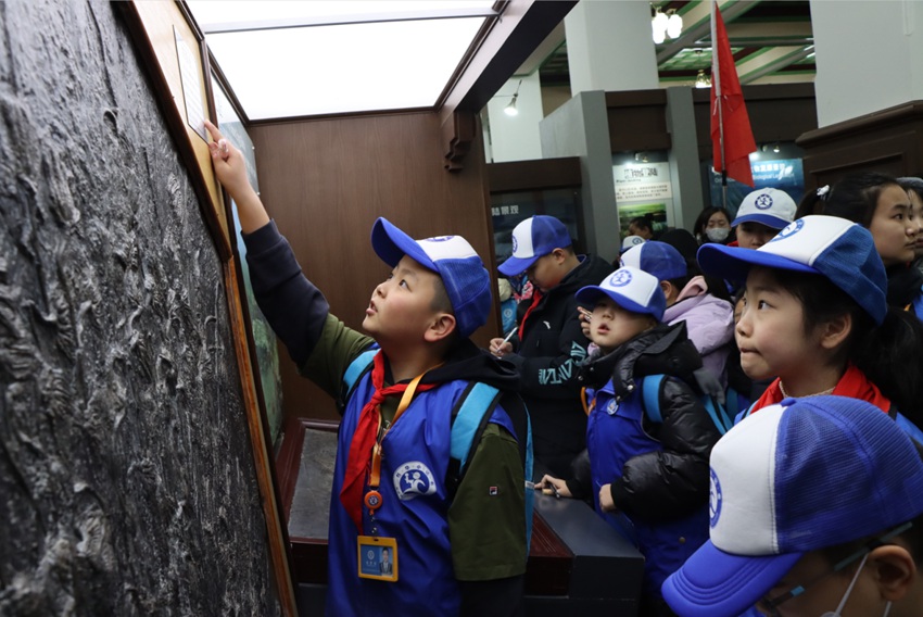 學生團體到吉林大學地質博物館參觀。（吉林大學地質博物館供圖）