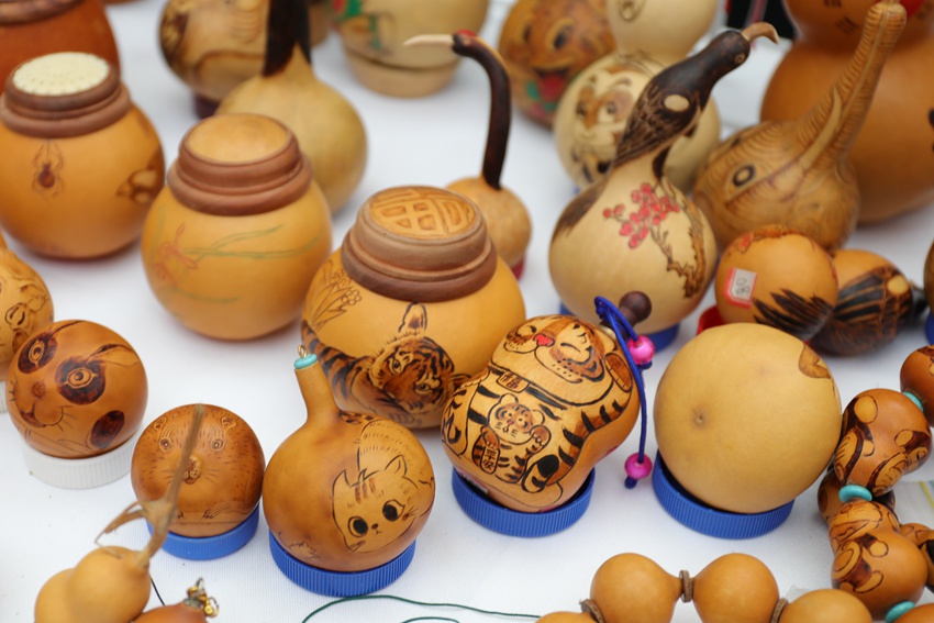 各類手工藝品亮相活動現場。（寬城區委宣傳部供圖）