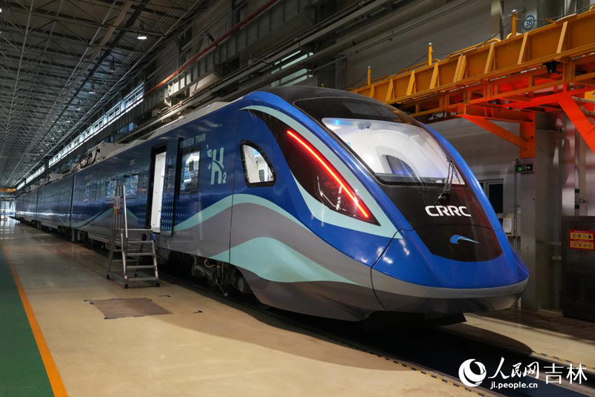 由中車長(zhǎng)客股份公司研制的我國(guó)首列氫能源市域列車。人民網(wǎng)記者 李洋攝