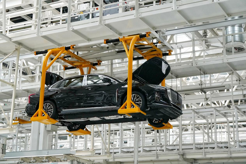 一汽紅旗繁榮工廠總裝車間內(nèi)，機(jī)器人在生產(chǎn)線上裝配車輛。人民網(wǎng)記者 李洋攝