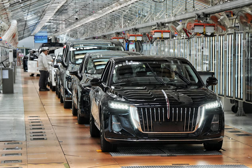 工作人員對(duì)裝配好的車輛進(jìn)行靜態(tài)檢查。人民網(wǎng)記者 李洋攝