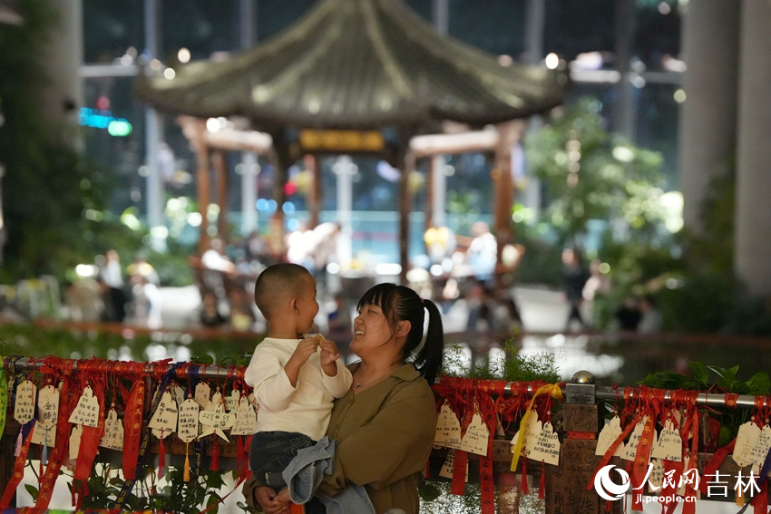 近年來，隨著夜間文旅業態的升級，越來越多的市民游客選擇夜間游玩，享受夜經濟帶來的美好。人民網記者 李洋攝