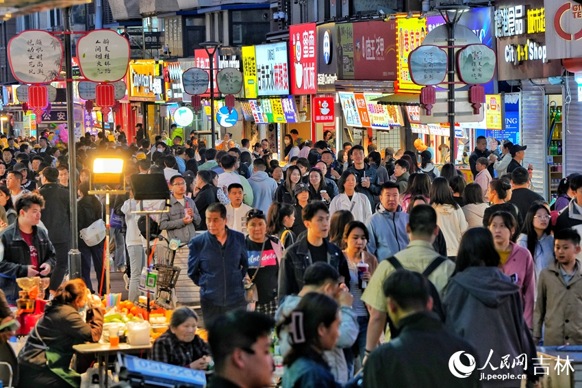 游客長春桂林路文旅街區品美食、逛夜市。人民網記者 李洋攝