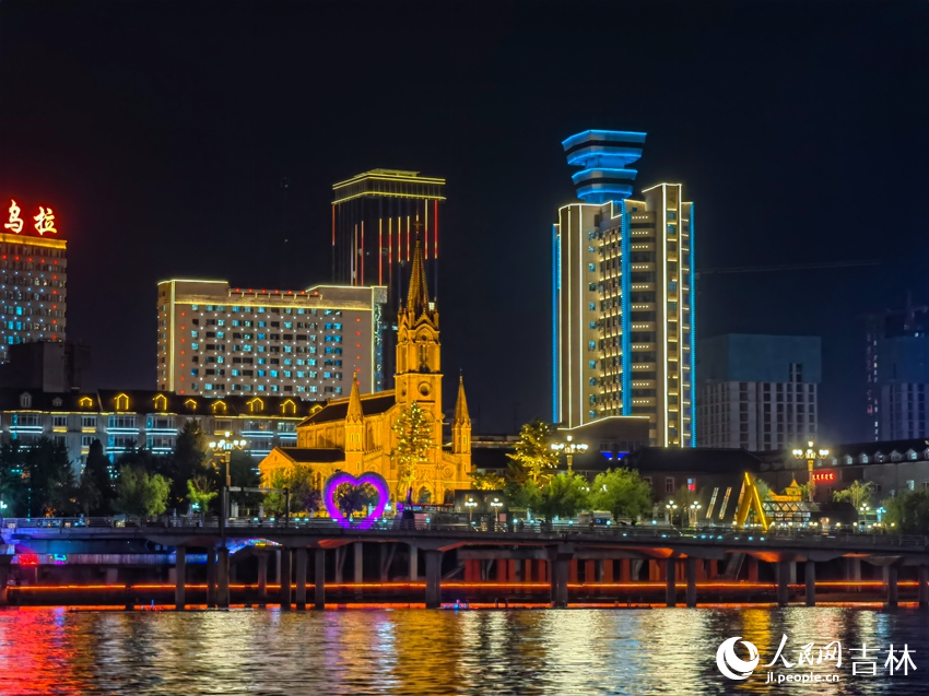吉林市松花江江景。近年來，吉林市以“游遍夜江城”為主題，打造獨特的夜間文化旅游場景。人民網記者 馬俊華攝