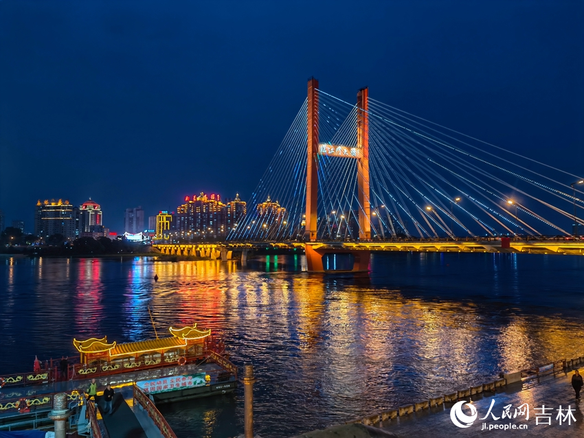 吉林市松花江江景。近年來，吉林市以“游遍夜江城”為主題，打造獨特的夜間文化旅游場景。人民網記者 馬俊華攝