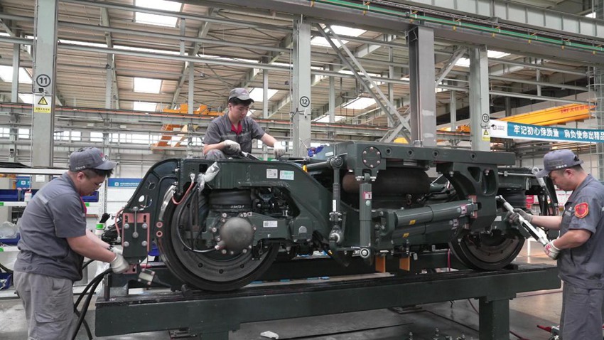 工人使用智能力矩扳手作業(yè)。人民網 石天蛟攝