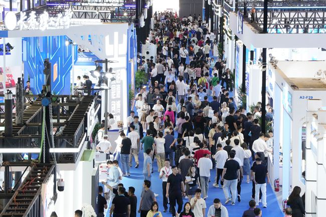 光電信息產(chǎn)業(yè)專業(yè)展現(xiàn)場熱鬧非凡。人民網(wǎng)記者 李洋攝