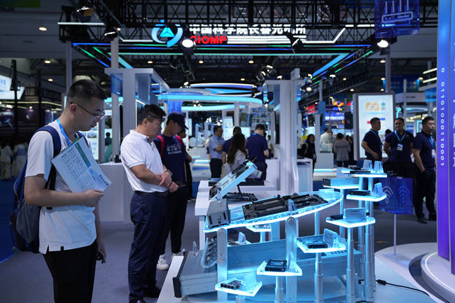 觀展人員在華為展臺了解技術(shù)領(lǐng)域的發(fā)展趨勢。人民網(wǎng)記者 李洋攝