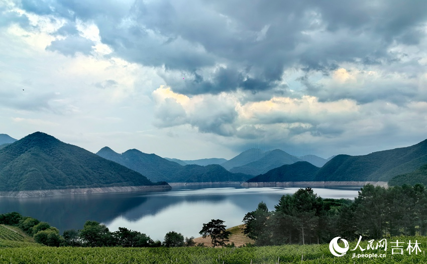 登高遠眺，集安山水相映成畫