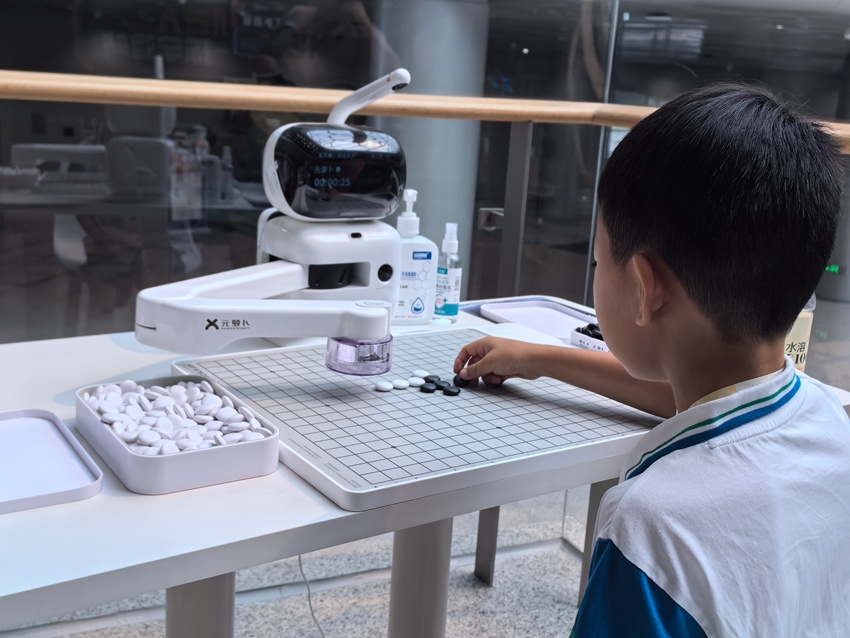 小朋友和機器人下五子棋。人民網記者 王海躍攝