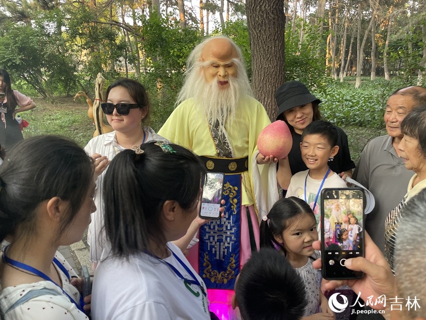 手拿壽桃的壽星引得眾人圍觀。人民網(wǎng)記者 李思玥攝