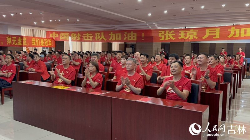 吉林省體育局組織親友團(tuán)共同觀看直播，為張瓊月加油。人民網(wǎng)記者 李思玥攝