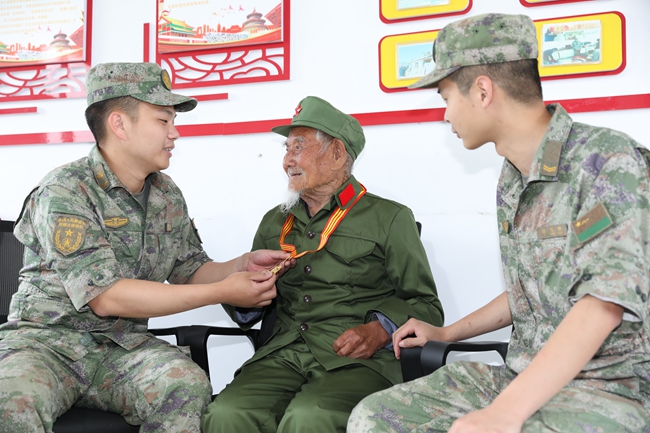 老兵杜德山為官兵們講述自己的戰斗經歷。