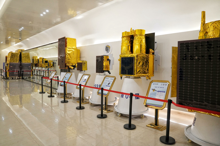 在“吉林一號”組星發射狀態等比模型展示區，可以直觀地看到“吉林一號”衛星由大變小、由重變輕、性能不斷向優的各個階段。人民網記者 李洋攝