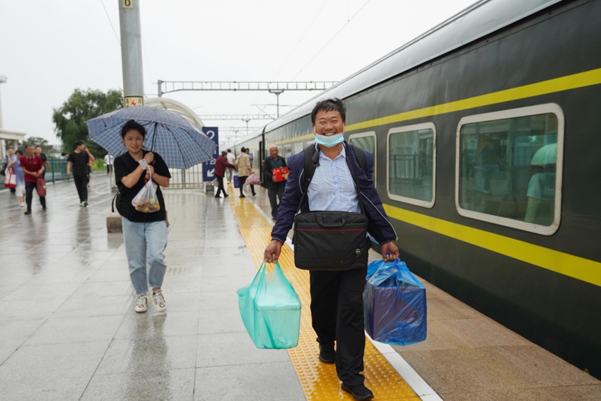 乘客開開心心登上首發省城的列車