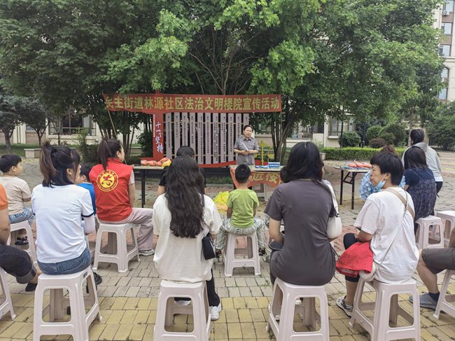 民主司法所開展法治進樓院宣傳活動