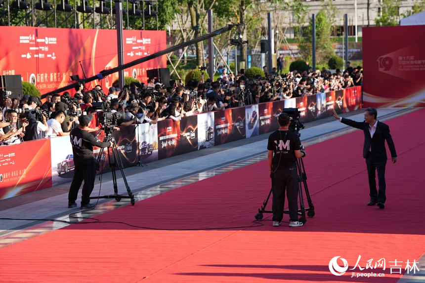 電影節嘉賓走向紅毯與觀眾揮手致意。人民網記者 李洋攝