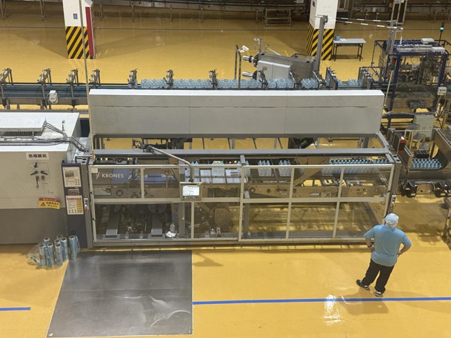 延邊農心礦泉飲料有限公司的生產車間內，所有流程一站式完成。人民網記者 李思玥攝