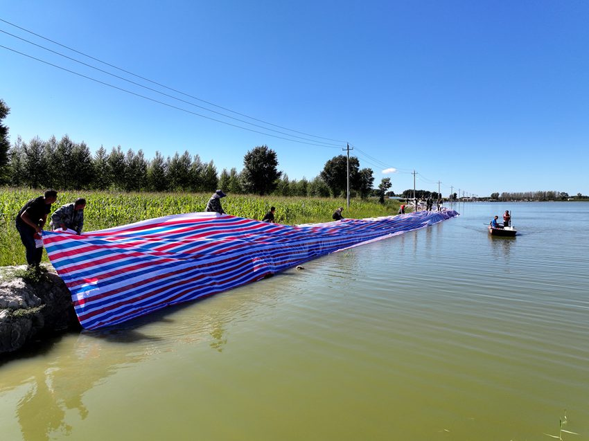 東屏鎮、莫莫格蒙古族鄉采用船只運送防汛物資修復堤防。潘晟昱 攝