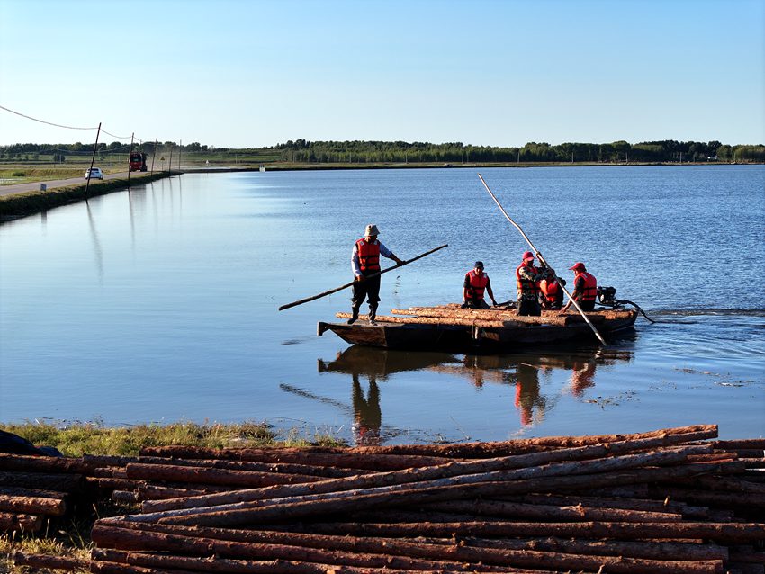 東屏鎮、莫莫格蒙古族鄉采用船只運送防汛物資修復堤防。潘晟昱 攝