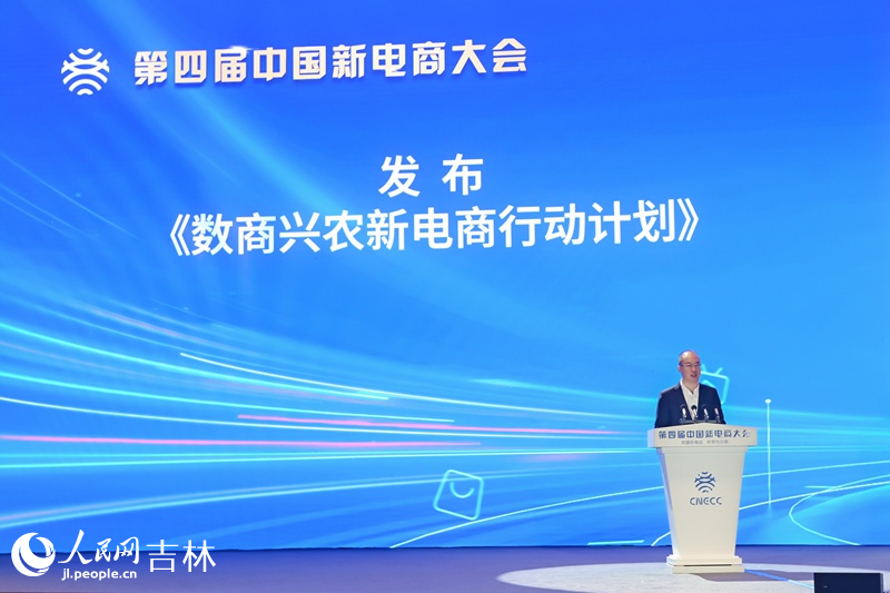 人民網(wǎng)黨委書記、董事長、總裁、中國網(wǎng)絡(luò)社會(huì)組織聯(lián)合會(huì)副會(huì)長葉蓁蓁