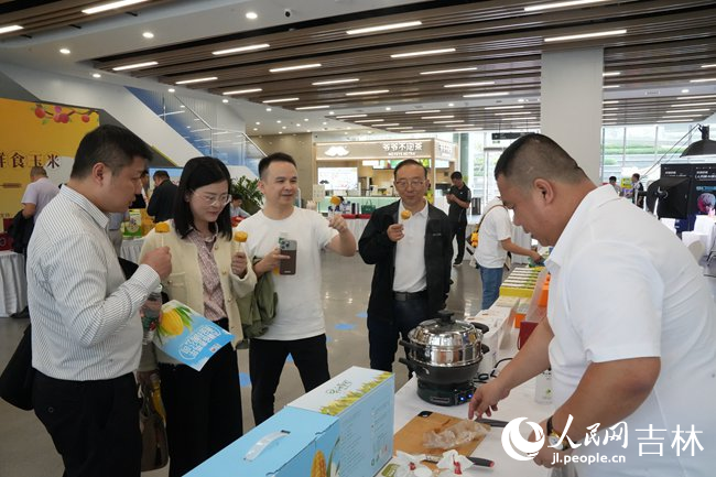 長(zhǎng)春大米和長(zhǎng)春鮮食玉米品鑒會(huì)現(xiàn)場(chǎng)。人民網(wǎng)記者 李洋攝