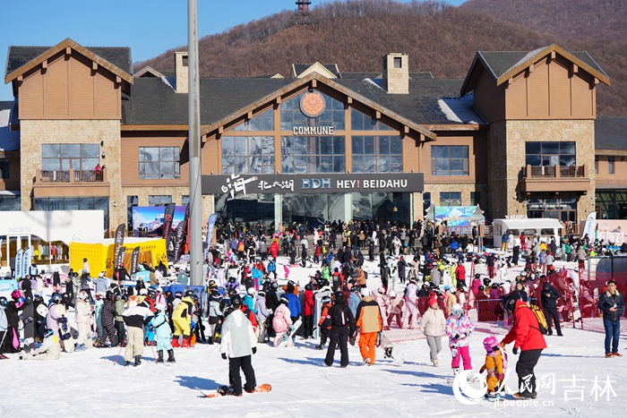 23日，吉林省2024—2025新雪季開板首日，大批滑雪愛好者抵達滑雪場開啟今年的滑雪“首秀”。人民網記者 李洋攝