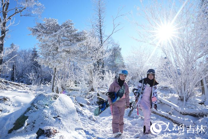 “開板”當日，北大湖現絕美高山霧凇。人民網記者 李洋攝