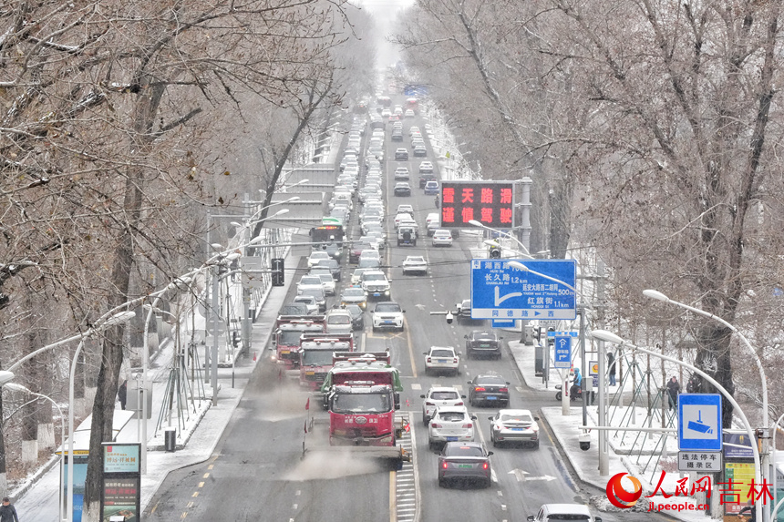 大型清雪車輛在道路上進(jìn)行除雪作業(yè)。人民網(wǎng)記者 李洋攝