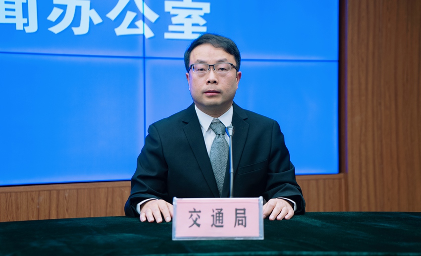 長白山管委會交通局副局長劉濤發(fā)言。