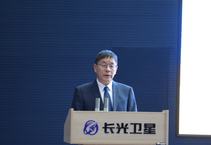 長春市工信局局長方述華圍繞促進全市航空航天及應用產業發言。