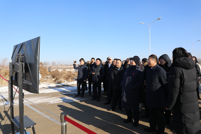 參加活動代表現場觀摩長光博翔世界首創雙飛翼垂直起降固定翼無人機試飛。