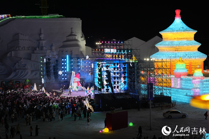 16日，長春冰雪新天地景區(qū)上演雪上蹦迪秀。人民網(wǎng)記者 李洋攝