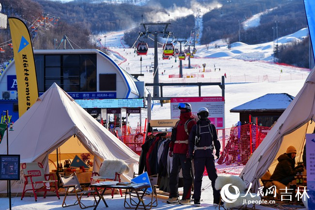 雪博會(huì)冰雪裝備展示區(qū)。人民網(wǎng)記者 李洋攝