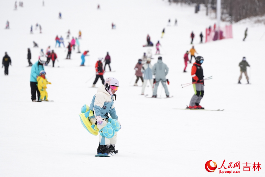 小朋友們在吉林北大湖滑雪度假區暢滑粉雪。人民網記者 李洋攝