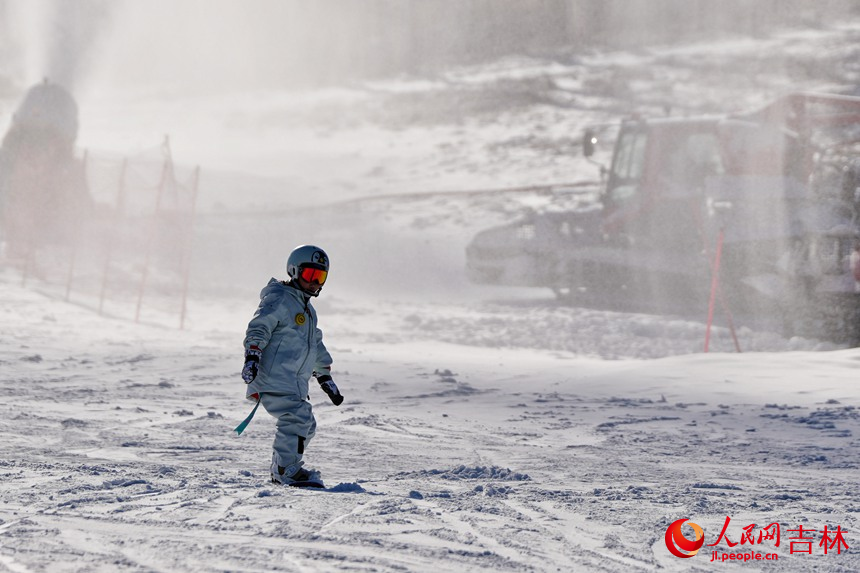 一名小朋友在吉林北大湖滑雪度假區暢滑粉雪。人民網記者 李洋攝