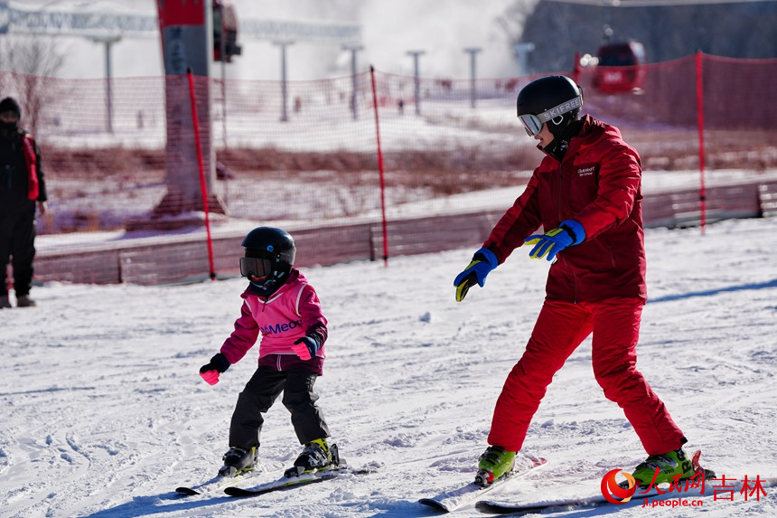 在吉林北大湖滑雪度假區，一名小朋友在教練的指導下學習滑雪。人民網記者 李洋攝