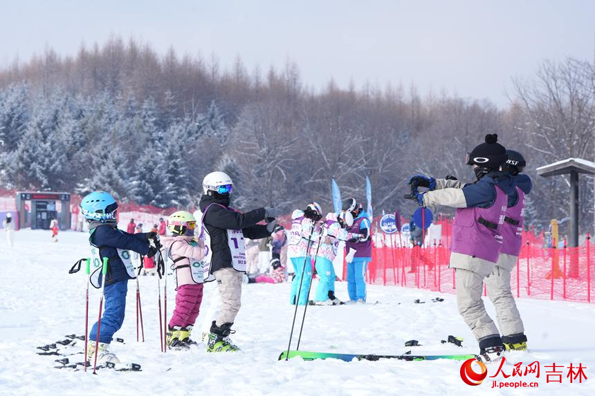 在長白山滑雪度假區，教練帶著小朋友們進行滑雪前的熱身運動。人民網記者 李洋攝