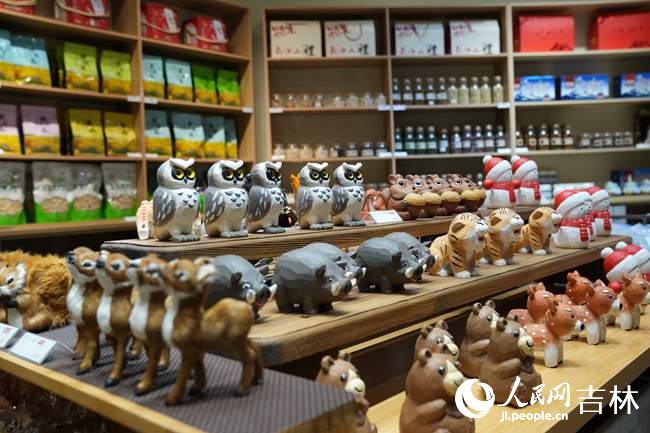 長白山雪街展示的文創產品。人民網記者 李洋攝