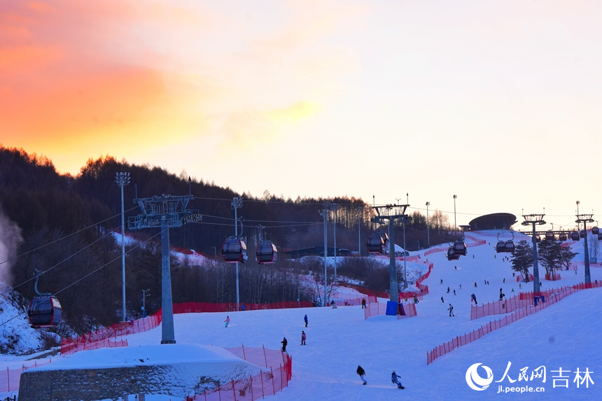 雪友們在吉林通化萬峰滑雪度假區滑雪（12月21日攝）。人民網記者 李洋攝