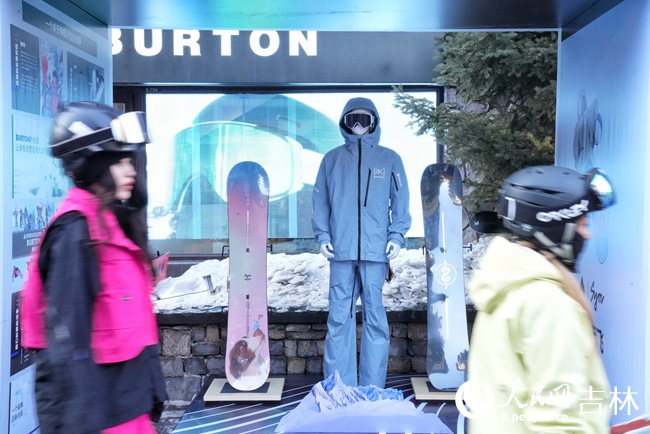 松花湖雪街展示的冰雪服飾。人民網記者 李洋攝