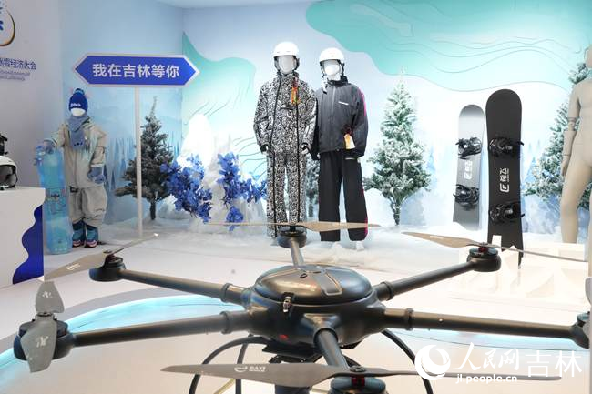 北大湖雪街展示的吉林本土冰雪裝備。人民網記者 李洋攝