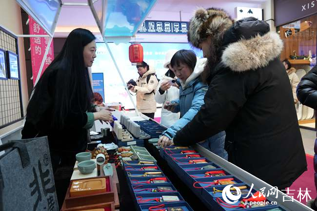 游客在長春天定山雪街逛展。人民網記者 李洋攝