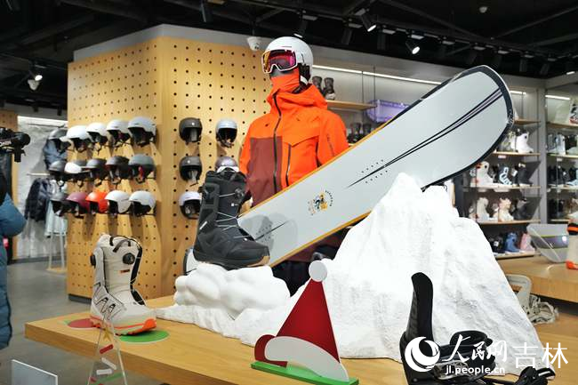 通化萬峰雪街展示的冰雪服飾。人民網記者 李洋攝