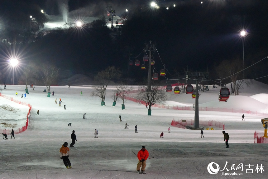 新雪季“開板”以來，吉林省各大滑雪場紛紛推出夜滑模式，通過延長營業時間、增加雪道數量、提升雪道長度等豐富夜滑者體驗。圖為滑雪愛好者在吉林松花湖滑雪度假區夜間暢滑。人民網記者 李洋攝