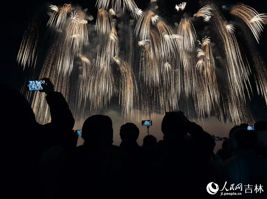 在長春冰雪新天地景區(qū)，定期燃放的煙花秀表演成為了游客們最為期待的夜間娛樂項目。人民網(wǎng)記者 李洋攝
