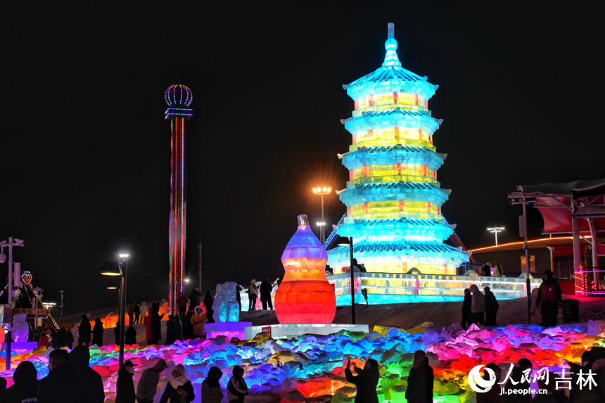 12月29日，“冰雪吉林 魅力遼源”第四屆遼源冰雪季拉開帷幕，60余組冰雪雕亮相。人民網記者 李洋攝